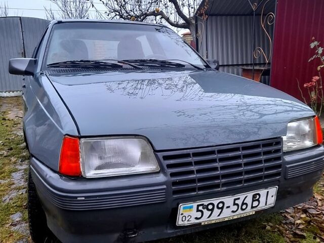 Сірий Опель Кадет, об'ємом двигуна 1.3 л та пробігом 73 тис. км за 1100 $, фото 1 на Automoto.ua