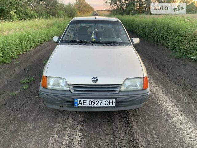 Серый Опель Кадет, объемом двигателя 1.4 л и пробегом 300 тыс. км за 1130 $, фото 1 на Automoto.ua