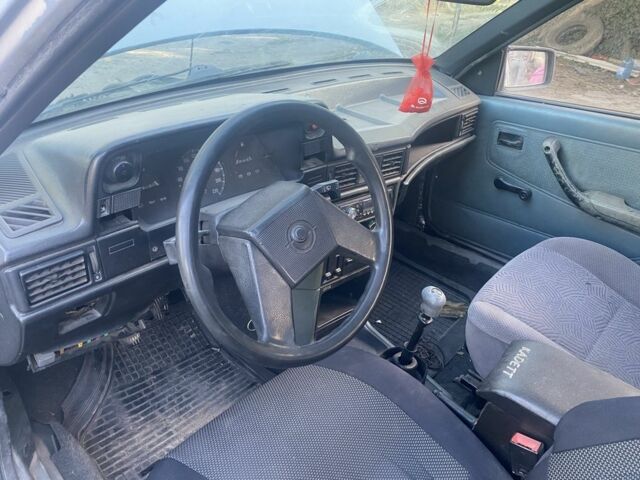 Серый Опель Кадет, объемом двигателя 1.6 л и пробегом 300 тыс. км за 750 $, фото 1 на Automoto.ua