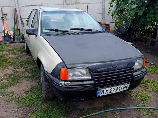 Серый Опель Кадет, объемом двигателя 1.3 л и пробегом 536 тыс. км за 800 $, фото 1 на Automoto.ua