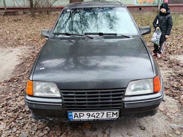 Серый Опель Кадет, объемом двигателя 1.6 л и пробегом 300 тыс. км за 474 $, фото 1 на Automoto.ua