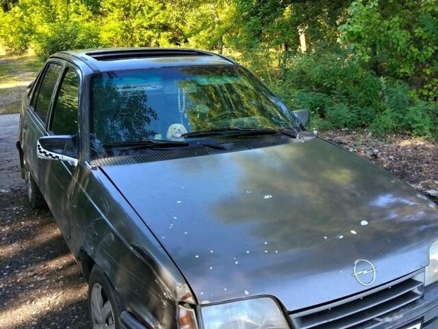 Сірий Опель Кадет, об'ємом двигуна 1.8 л та пробігом 255 тис. км за 350 $, фото 1 на Automoto.ua
