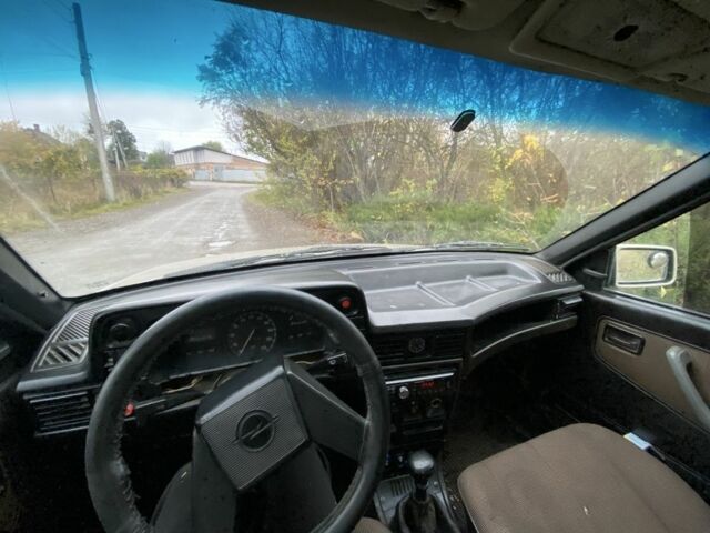 Серый Опель Кадет, объемом двигателя 1.6 л и пробегом 100 тыс. км за 576 $, фото 1 на Automoto.ua