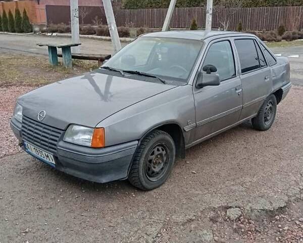 Сірий Опель Кадет, об'ємом двигуна 1.3 л та пробігом 300 тис. км за 1700 $, фото 1 на Automoto.ua
