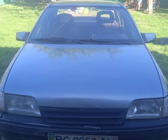 Серый Опель Кадет, объемом двигателя 1.6 л и пробегом 135 тыс. км за 600 $, фото 1 на Automoto.ua