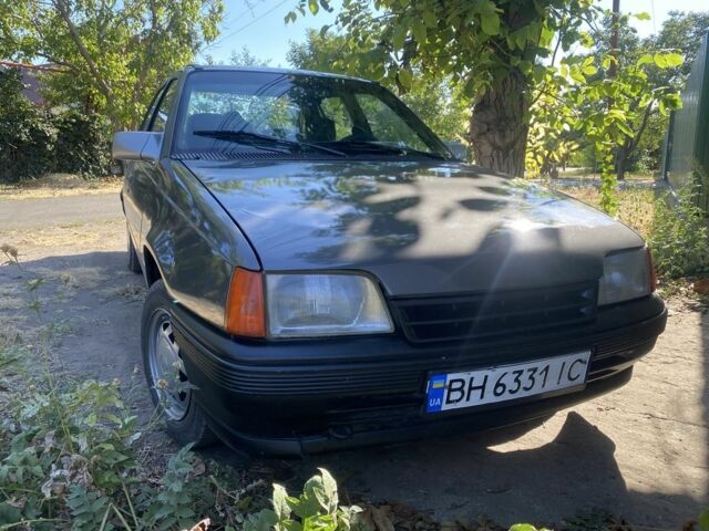 Сірий Опель Кадет, об'ємом двигуна 1.4 л та пробігом 3 тис. км за 1000 $, фото 1 на Automoto.ua