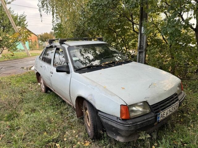 Сірий Опель Кадет, об'ємом двигуна 1.6 л та пробігом 9 тис. км за 700 $, фото 1 на Automoto.ua