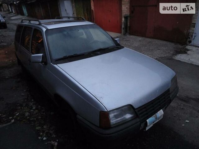 Сірий Опель Кадет, об'ємом двигуна 1.6 л та пробігом 200 тис. км за 800 $, фото 1 на Automoto.ua