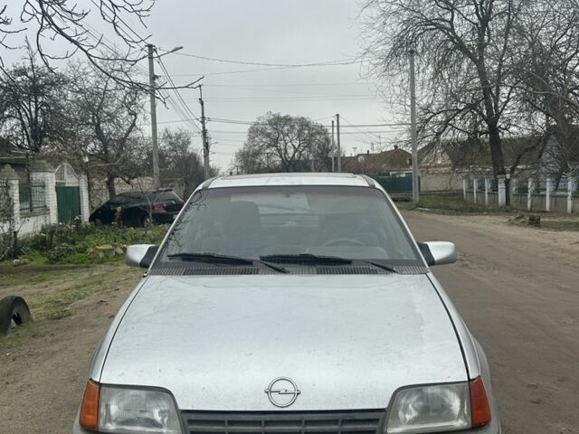 Серый Опель Кадет, объемом двигателя 1.6 л и пробегом 300 тыс. км за 1300 $, фото 1 на Automoto.ua