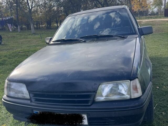 Синий Опель Кадет, объемом двигателя 1.4 л и пробегом 300 тыс. км за 800 $, фото 1 на Automoto.ua