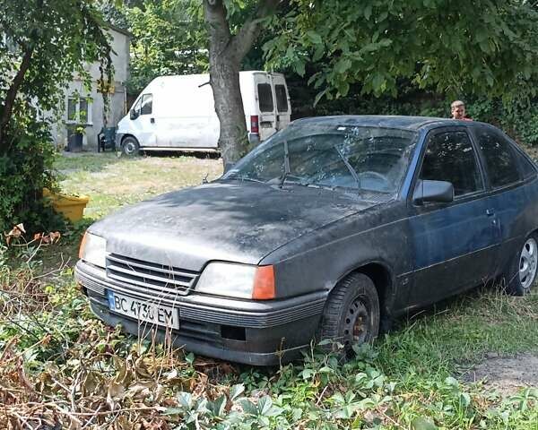 Синий Опель Кадет, объемом двигателя 1.3 л и пробегом 400 тыс. км за 550 $, фото 1 на Automoto.ua