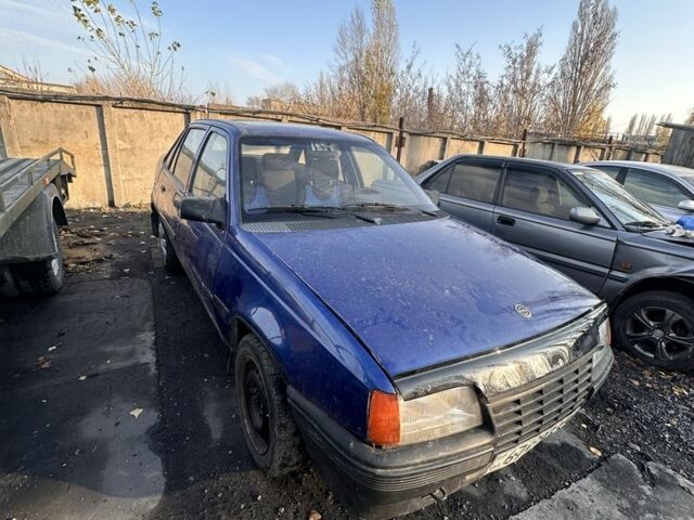 Синий Опель Кадет, объемом двигателя 1.3 л и пробегом 435 тыс. км за 350 $, фото 1 на Automoto.ua