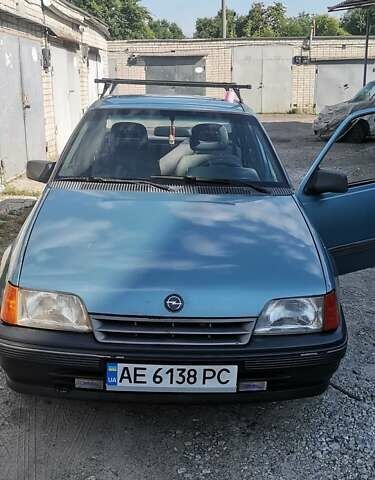 Синий Опель Кадет, объемом двигателя 1.6 л и пробегом 999 тыс. км за 1200 $, фото 1 на Automoto.ua