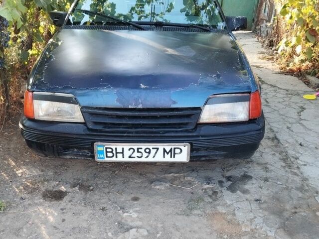 Синій Опель Кадет, об'ємом двигуна 1.6 л та пробігом 250 тис. км за 595 $, фото 1 на Automoto.ua