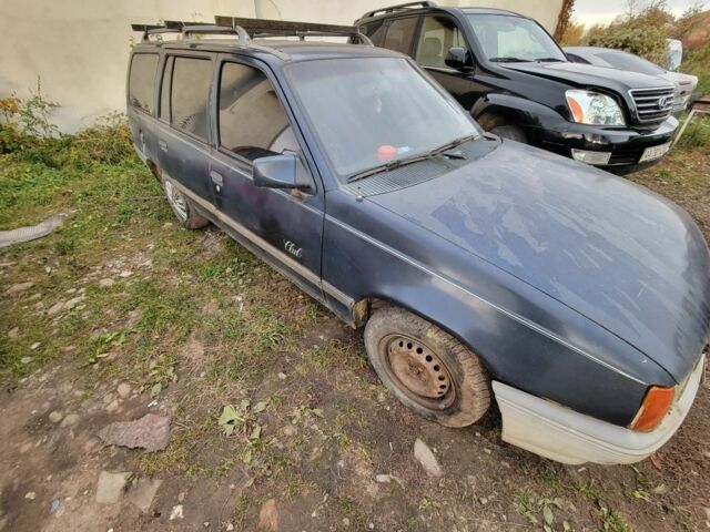 Синий Опель Кадет, объемом двигателя 6 л и пробегом 179 тыс. км за 372 $, фото 1 на Automoto.ua