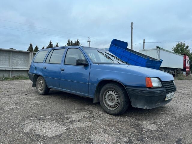 Синий Опель Кадет, объемом двигателя 1.4 л и пробегом 158 тыс. км за 1000 $, фото 1 на Automoto.ua