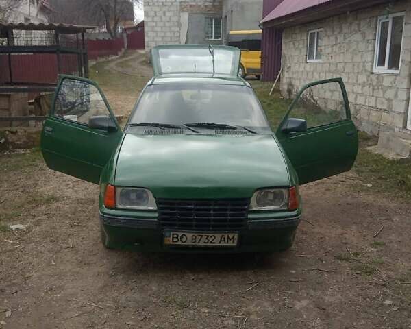 Зеленый Опель Кадет, объемом двигателя 1.3 л и пробегом 300 тыс. км за 600 $, фото 1 на Automoto.ua