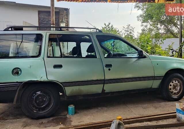 Зеленый Опель Кадет, объемом двигателя 1.4 л и пробегом 300 тыс. км за 800 $, фото 1 на Automoto.ua