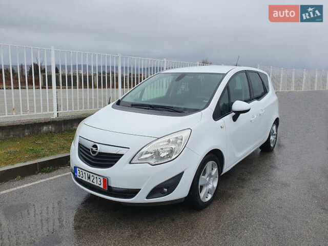 Білий Опель Меріва, об'ємом двигуна 1.4 л та пробігом 160 тис. км за 8000 $, фото 1 на Automoto.ua