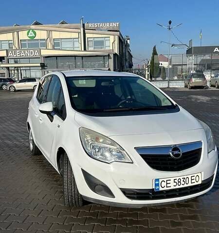Белый Опель Мерива, объемом двигателя 1.3 л и пробегом 252 тыс. км за 5600 $, фото 1 на Automoto.ua
