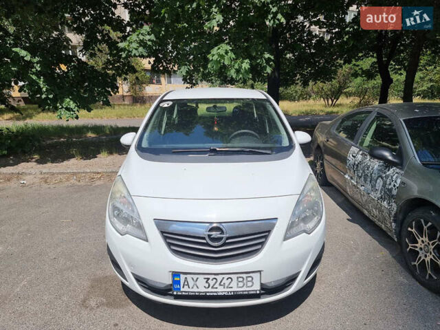 Белый Опель Мерива, объемом двигателя 1.25 л и пробегом 225 тыс. км за 7200 $, фото 1 на Automoto.ua
