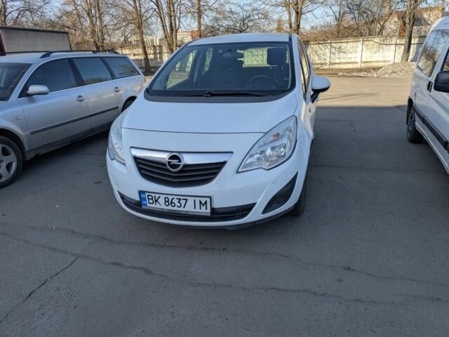 Белый Опель Мерива, объемом двигателя 1.2 л и пробегом 300 тыс. км за 5500 $, фото 1 на Automoto.ua