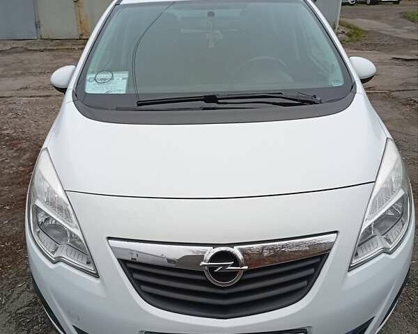 Белый Опель Мерива, объемом двигателя 1.25 л и пробегом 250 тыс. км за 6400 $, фото 1 на Automoto.ua