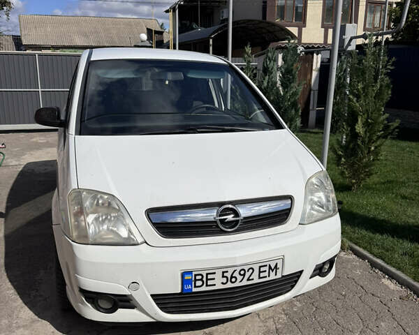 Белый Опель Мерива, объемом двигателя 1.69 л и пробегом 284 тыс. км за 4500 $, фото 1 на Automoto.ua