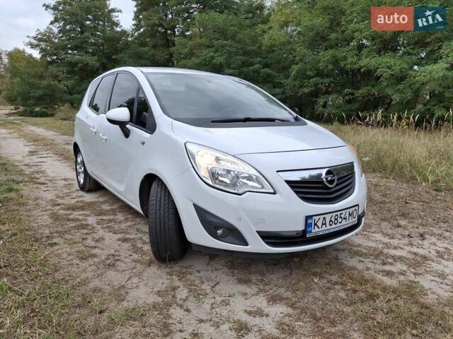 Белый Опель Мерива, объемом двигателя 1.69 л и пробегом 180 тыс. км за 7000 $, фото 1 на Automoto.ua