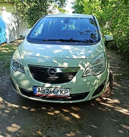 Белый Опель Мерива, объемом двигателя 1.36 л и пробегом 200 тыс. км за 8700 $, фото 1 на Automoto.ua