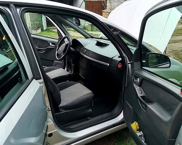 Серый Опель Мерива, объемом двигателя 1.6 л и пробегом 220 тыс. км за 4400 $, фото 1 на Automoto.ua