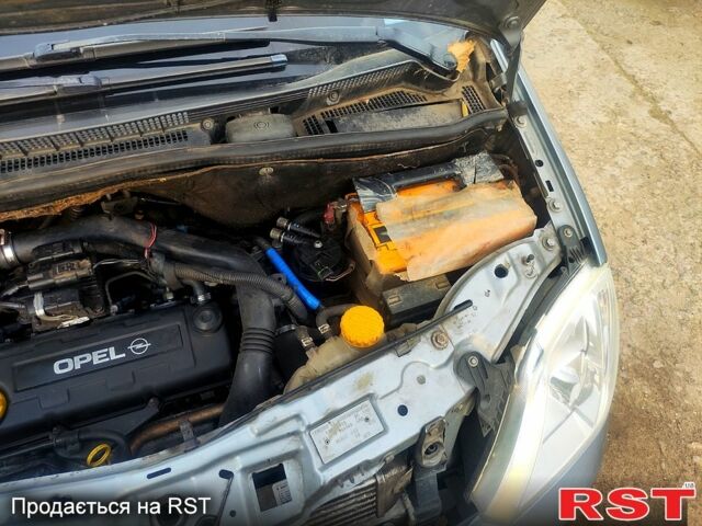 Серый Опель Мерива, объемом двигателя 1.7 л и пробегом 323 тыс. км за 4000 $, фото 1 на Automoto.ua