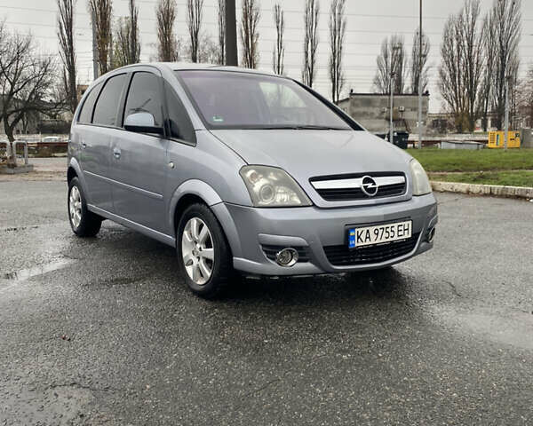 Серый Опель Мерива, объемом двигателя 1.8 л и пробегом 210 тыс. км за 3800 $, фото 1 на Automoto.ua