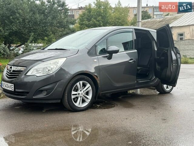Серый Опель Мерива, объемом двигателя 1.69 л и пробегом 257 тыс. км за 5000 $, фото 1 на Automoto.ua
