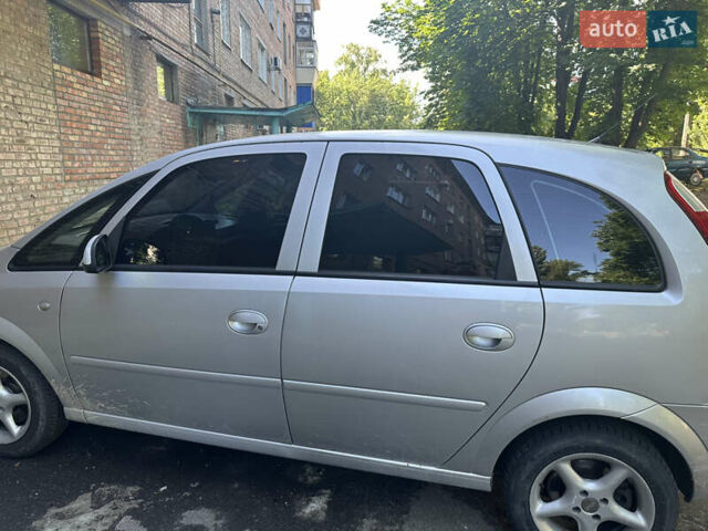 Серый Опель Мерива, объемом двигателя 1.6 л и пробегом 260 тыс. км за 4500 $, фото 1 на Automoto.ua