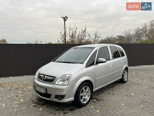 Серый Опель Мерива, объемом двигателя 1.6 л и пробегом 270 тыс. км за 4500 $, фото 1 на Automoto.ua