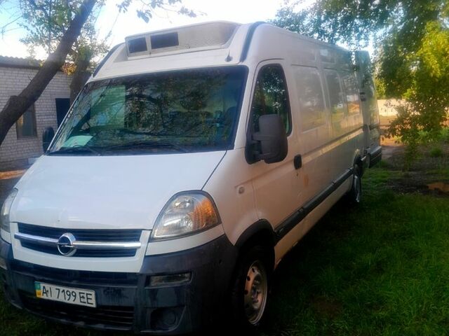 Белый Опель Movano, объемом двигателя 2.5 л и пробегом 300 тыс. км за 9000 $, фото 1 на Automoto.ua