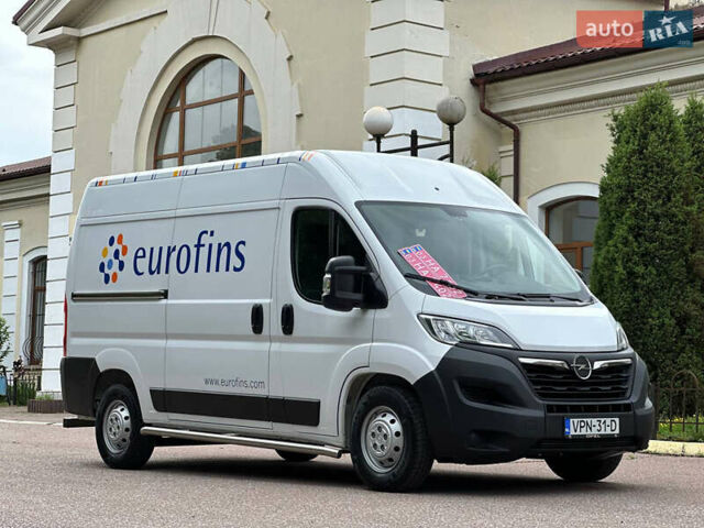 Белый Опель Movano, объемом двигателя 2.2 л и пробегом 263 тыс. км за 17600 $, фото 1 на Automoto.ua