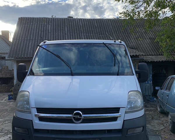 Белый Опель Movano, объемом двигателя 2.5 л и пробегом 375 тыс. км за 7900 $, фото 1 на Automoto.ua