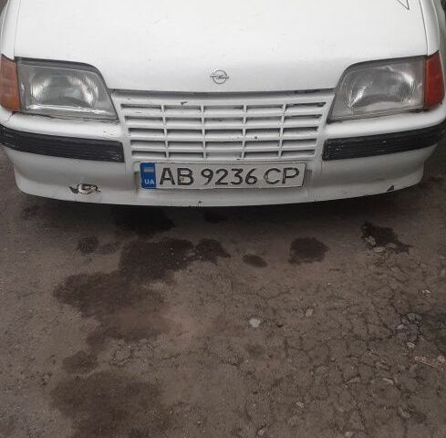 Белый Опель OPC, объемом двигателя 1.3 л и пробегом 36 тыс. км за 400 $, фото 1 на Automoto.ua