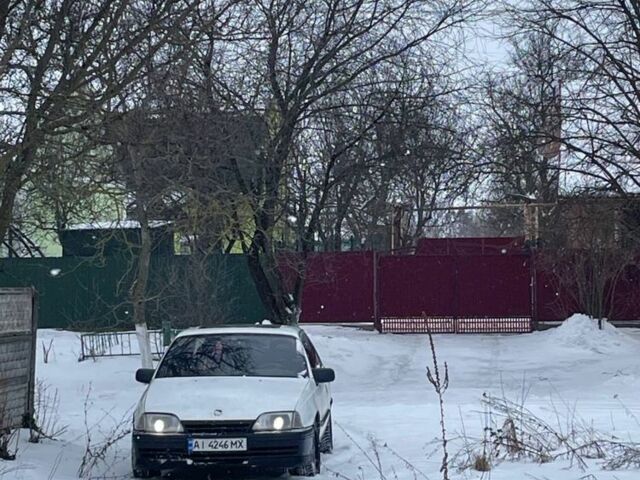 Белый Опель Омега, объемом двигателя 1.8 л и пробегом 270 тыс. км за 629 $, фото 1 на Automoto.ua