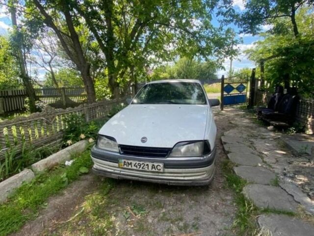 Білий Опель Омега, об'ємом двигуна 2 л та пробігом 1 тис. км за 494 $, фото 1 на Automoto.ua