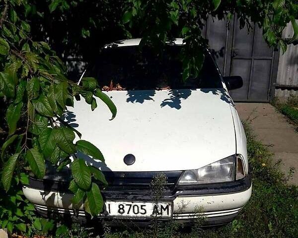 Белый Опель Омега, объемом двигателя 1.8 л и пробегом 400 тыс. км за 1300 $, фото 1 на Automoto.ua