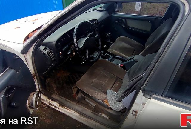 Белый Опель Омега, объемом двигателя 1.8 л и пробегом 300 тыс. км за 870 $, фото 1 на Automoto.ua