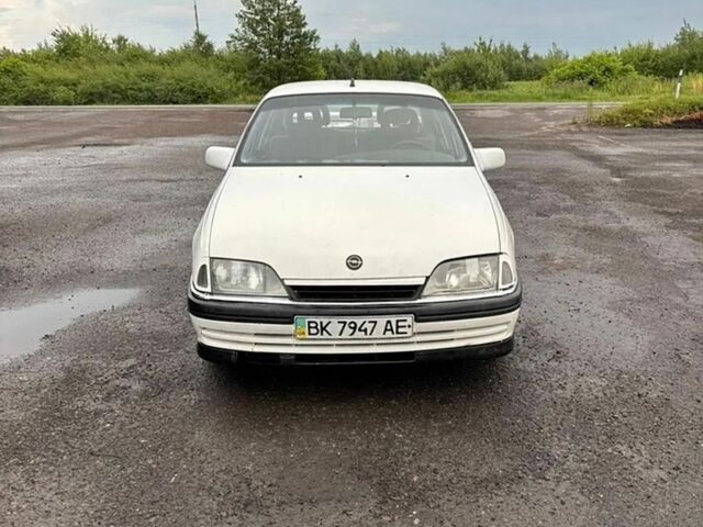 Белый Опель Омега, объемом двигателя 1.8 л и пробегом 300 тыс. км за 750 $, фото 1 на Automoto.ua