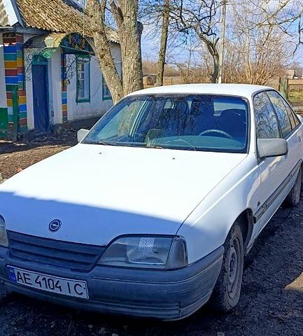 Белый Опель Омега, объемом двигателя 1.8 л и пробегом 260 тыс. км за 800 $, фото 1 на Automoto.ua