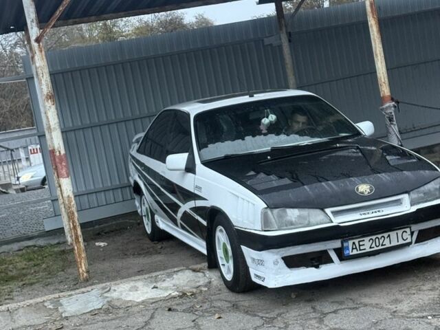 Білий Опель Омега, об'ємом двигуна 2 л та пробігом 200 тис. км за 801 $, фото 1 на Automoto.ua