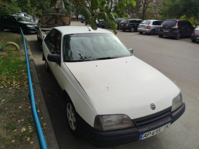 Білий Опель Омега, об'ємом двигуна 1.8 л та пробігом 300 тис. км за 550 $, фото 1 на Automoto.ua