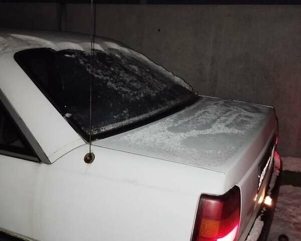 Белый Опель Омега, объемом двигателя 2 л и пробегом 165 тыс. км за 1200 $, фото 1 на Automoto.ua