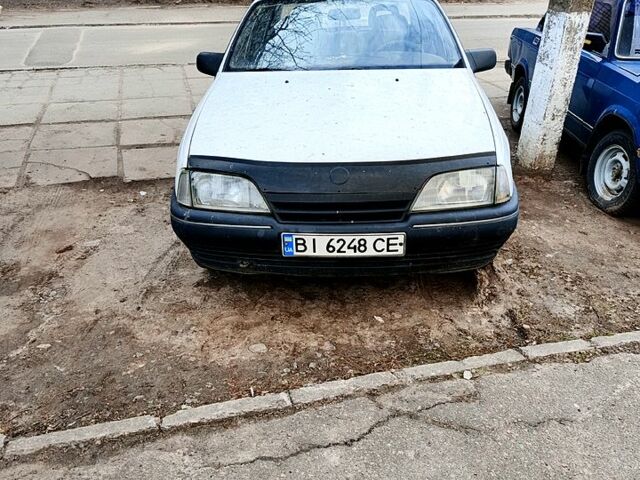 Белый Опель Омега, объемом двигателя 2 л и пробегом 327 тыс. км за 500 $, фото 1 на Automoto.ua